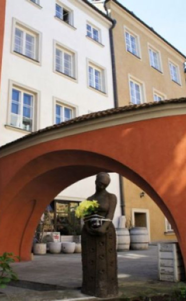 Fragment podwórka kamienicy Burbachowskiej (Rynek 2), gdzie ma swoją siedzibę Staromiejski Dom Kultury. Fragment podwórka kamienicy Burbachowskiej