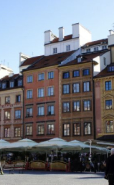 Strona Hugona Kołłątaja: ciąg kolorowych kamieniczek. Ta zachodnia pierzeja Rynku położona była wzdłuż dawnego szlaku wiodącego ku Bramie Nowomiejskiej. Znaczenia dodawało jej usytuowanie naprzeciw głównego wejścia do Ratusza, stojącego pośrodku Rynku od połowy XIV w. aż do roku 1817. Strona Hugona Kołłątaja: ciąg kolorowych kamieniczek