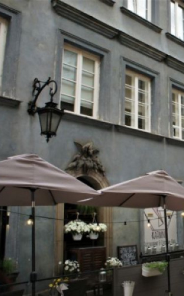Rzeźba Jadwigi Karwowskiej wg projektu Haliny Kosmólskiej, przedstawiająca stado gołębi na portalu domu przy ul. Piwnej 6. W ten sposób upamiętniono mieszkającą w kamienicy Kazimierę Majchrzak, pierwszą powojenną mieszkankę ulicy i opiekunkę staromiejskich gołębi, które tam dokarmiała. Rzeźba Jadwigi Karwowskiej wg projektu Haliny Kosmólskiej, przedstawiająca stado gołębi na portalu domu przy ul. Piwnej 6