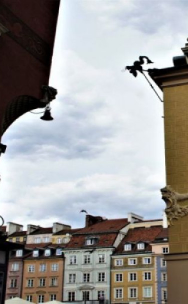 Tajemniczy "mieszkańcy" domów na rogu Rynku i Zapiecka: maszkaron z dzwoneczkiem i miedziany smok-rzygacz o rozpostartych skrzydłach. Maszkaron z dzwoneczkiem i miedziany smok-rzygacz o rozpostartych skrzydłach