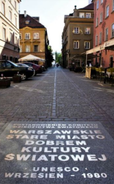 Tablica w bruku ulicy Zapiecek – tuż obok Rynku – upamiętnia wpisanie warszawskiego Starego Miasta na listę Światowego Dziedzictwa Kultury UNESCO. Tablica w bruku ulicy Zapiecek – tuż obok Rynku – upamiętnia wpisanie warszawskiego Starego Miasta na listę Światowego Dziedzictwa Kultury UNESCO