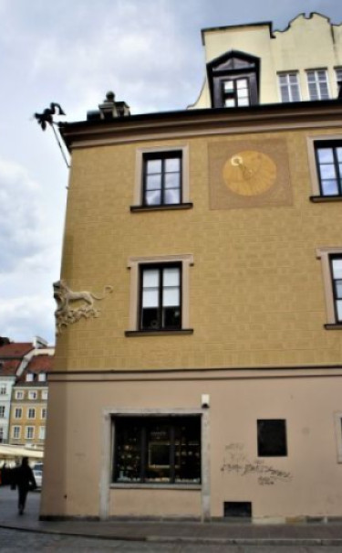 Zegar słoneczny na elewacji kamienicy Pod Lwem – autorstwa wybitnego historyka sztuki, słynnego na świecie gnomonika – Tadeusza Przypkowskiego. Zegar słoneczny na elewacji kamienicy Pod Lwem