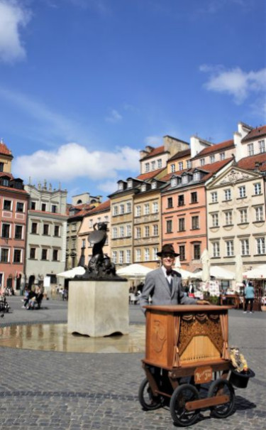 Kataryniarz i Pomnik Syrenki na tle kamienic po stronie Barssa i Dekerta