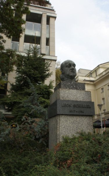 16. Leon Schiller, przed Teatrem Polskim