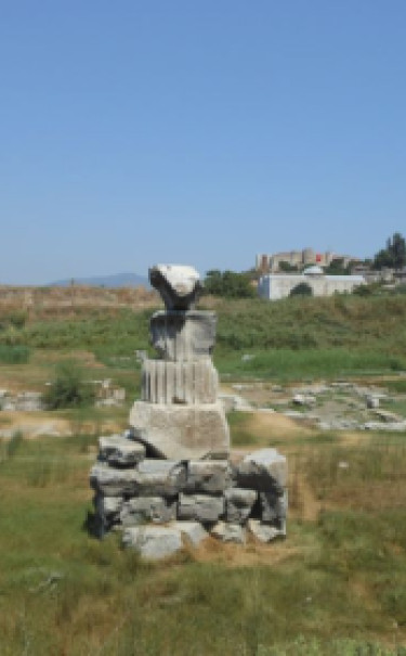 W starożytności był tu jeden z 7 cudów świata - świątynia Artemidy; w głębi meczet z XIV w.