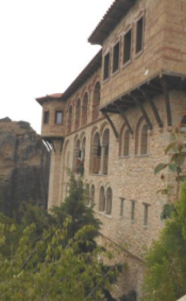 Kaplicę Wielkiego Meteora zbudował w XIV w. mnich Atanazy, a rozbudował monastyr w XVI w. Joazaf. W obecnej cerkwii i w klasztorze są cenne zabytki sztuki sakralnej. Kaplicę Wielkiego Meteora zbudował w XIV w. mnich Atanazy, a rozbudował monastyr w XVI w. Joazaf. W obecnej cerkwii i w klasztorze są cenne zabytki sztuki sakralnej.