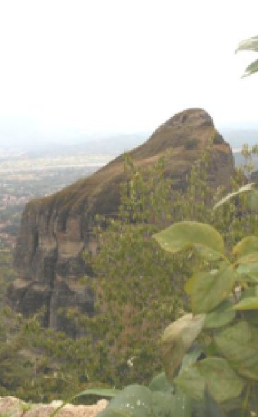 Widok z dziedzińca Wielkiego Meteora (klasztoru Przemienienia Pańskiego) na dolinę Meteorów. Widok z dziedzińca Wielkiego Meteora (klasztoru Przemienienia Pańskiego) na dolinę Meteorów.