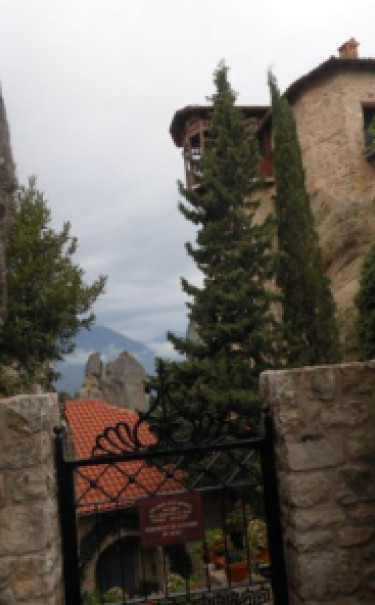 Czynny nadal monastyr Rusanu (św. Barbary), z ciekawą architekturą, posadowiony na kamiennej iglicy.